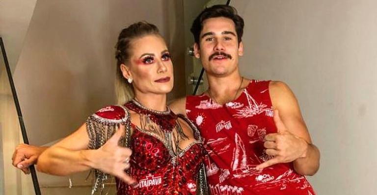 Nicolas Prattes relembra cantoria no carro com sua mãe e encanta a web: ”Que lindos!”
