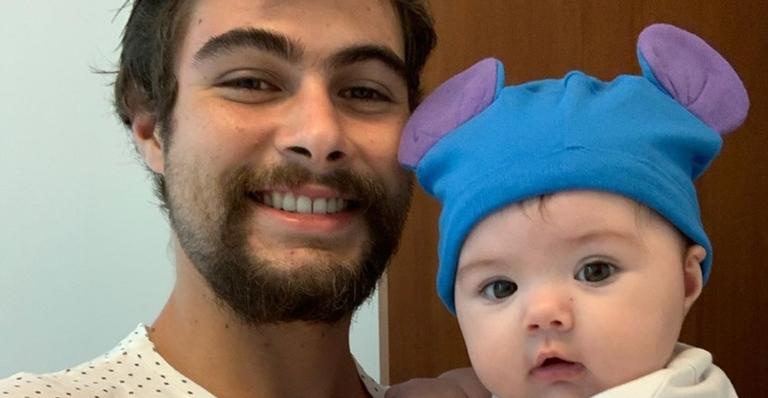Rafa Vitti se derrete ao mostrar Clara Maria vendo foto do dia de seu nascimento e encanta demais