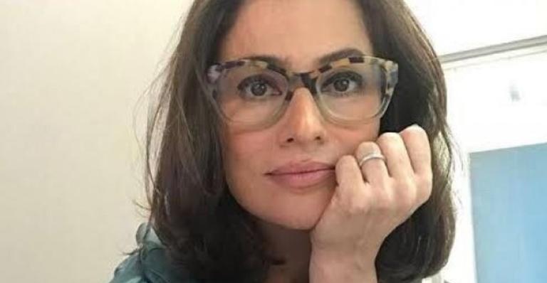 Renata Vasconcellos completa 48 anos e celebra ao lado da irmã gêmea: ”Quem é quem?”