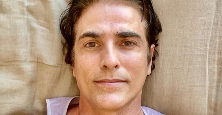 Reynado Gianecchini encanta a web ao mostrar ‘conversa’ com seus cachorros: ”Tão lindos!”