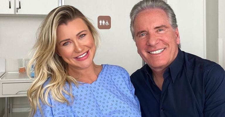 Roberto Justus encanta ao posar em família com Ana Paula Siebert e Vicky: ”Minha caçulinha”