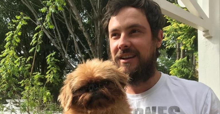Sergio Guizé comemora os 10 anos de seu cachorro, Gustavo