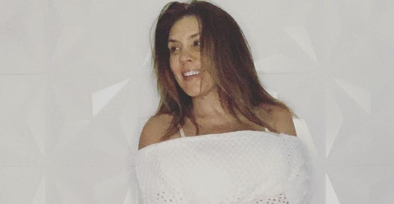 Simony posta foto de biquíni e bumbum em forma chama atenção: ”Que mulherão”