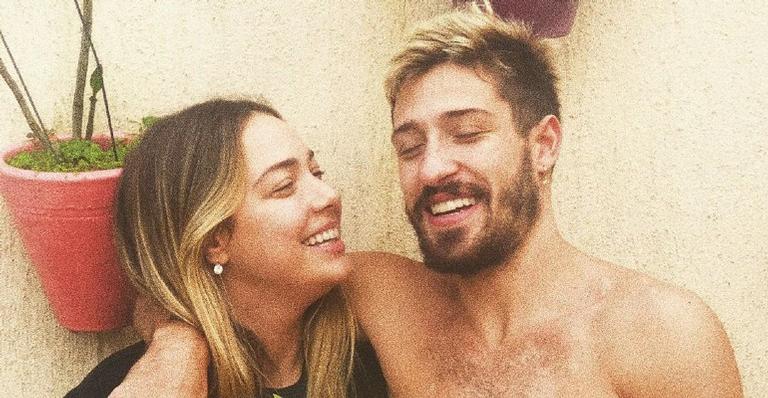Vini Martinez relembra momento engraçado de seu casamento com Carol Dantas: ”112 copos quebrados”