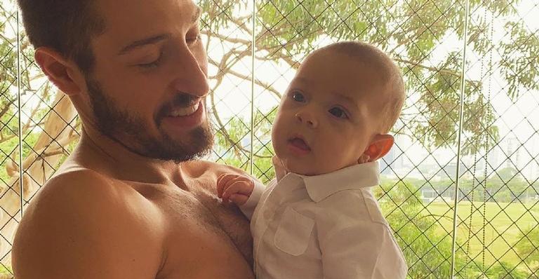 Vinicus Martinez flagra Valentin dormindo e se derrete: ”Por isso que só falo de amor”