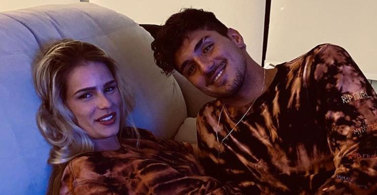 Yasmin Brunet se encanta ao ver o namorado, Gabriel Medina usando a sua camiseta