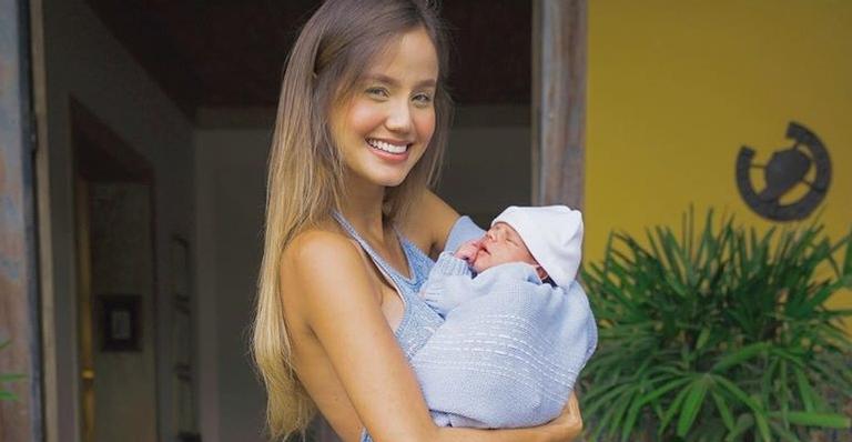 Biah Rodriguez explode o fofurômetro com foto de Theo usando bota de cowboy: ”Mamãe esmaga mesmo”