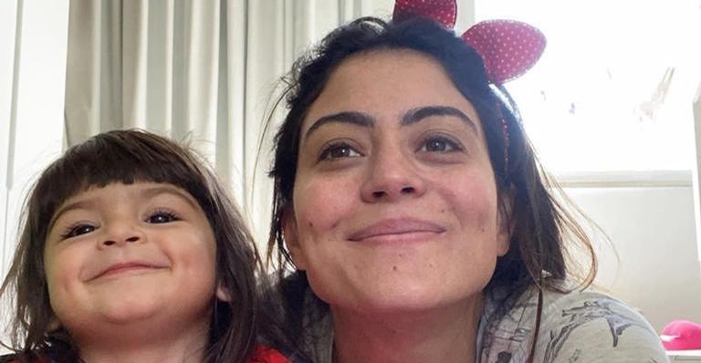 Em tbt com a filha, Carol Castro dá lição de representatividade: ”Educar é um eterno reeducar-se”