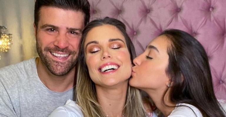 Flávia Viana posa com Marcelo e a filha no meio da bagunça da reforma e exibe barrigão de fora