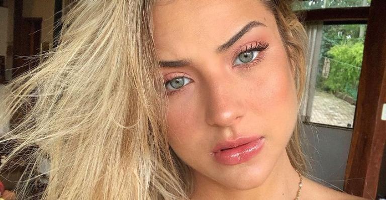 Ex-BBB Gabi Martins empina bumbum em foto sensual e beleza rouba a cena