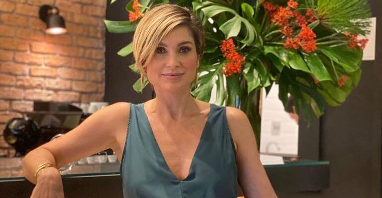 Flávia Alessandra relembra trabalho antigo e surpreende com cabelos escuros