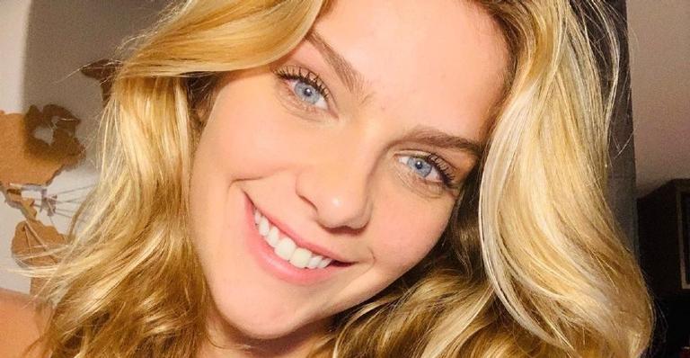 Isabella Santoni posa com moletom de Stranger Things e brinca: ”A Eleven está diferente”