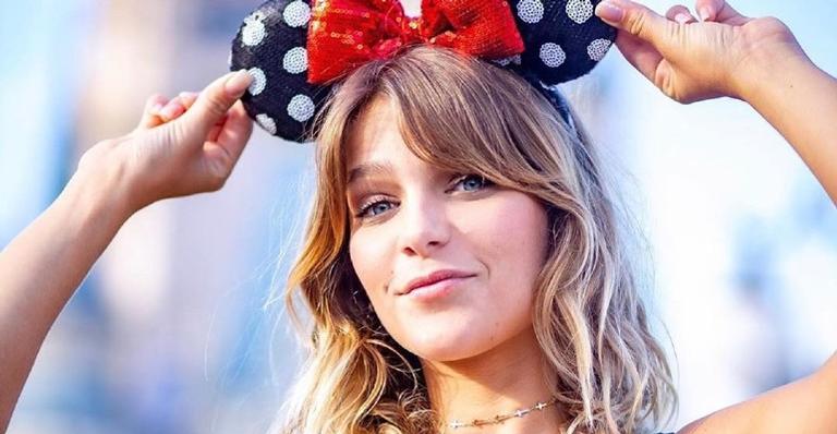 Isabella Santoni usa as redes sociais para relembrar viagem para a Disney ao lado da família