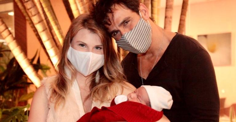 Julio Rocha e a esposa deixam a maternidade de São Paulo com o filho, Eduardo