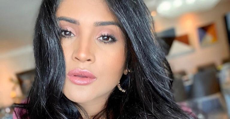 Mileide Mihaile posa deitada em cima de quadro e internautas elogiam: ”Verdadeira obra de arte”