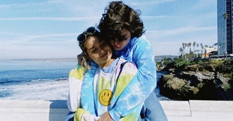 Sasha Meneghel posa coladinha no maior clima de romance com o namorado: ”Te amo”