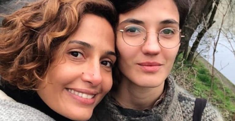 Camila Pitanga se declara para a namorada, Beatriz Coelho, e recebe elogios: ”Perfeitas”