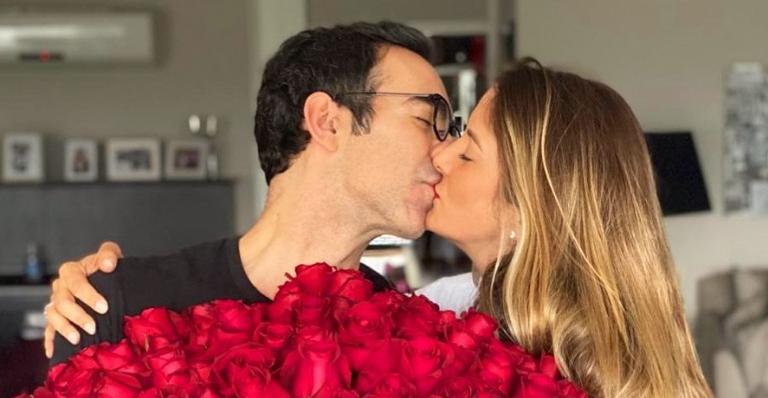 Cesar Tralli presenteia Ticiane Pinheiro com enorme buquê de rosas e celebra Dia dos Namorados