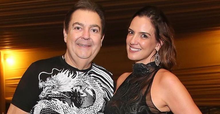 Esposa de Faustão comemora Dia dos Namorados com clique raro do casal: ”Desde 2001”