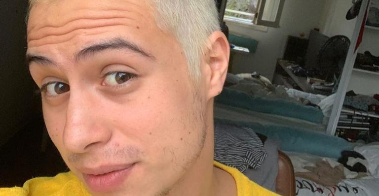 Francisco Vitti diverte fãs ao publicar fotos com sua ‘namorada’: ”Não é montagem”