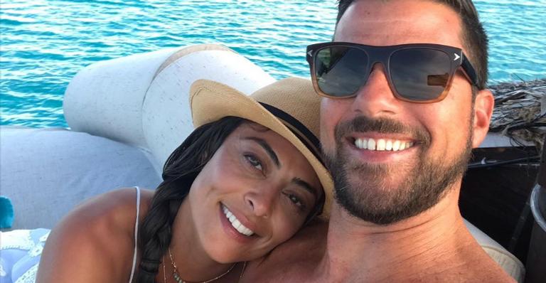 Juliana Paes surge em momento romântico com o marido e encanta web