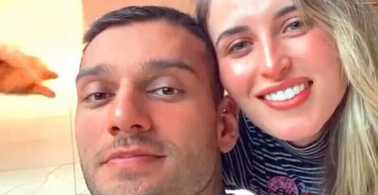 Lucas Lucco posta cliques de sua live e se derrete pela noiva, Lorena Carvalho, nas redes sociais
