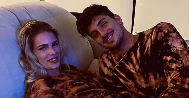 Gabriel Medina e Yasmin Brunet surgem com tatuagem igual e surpreendem