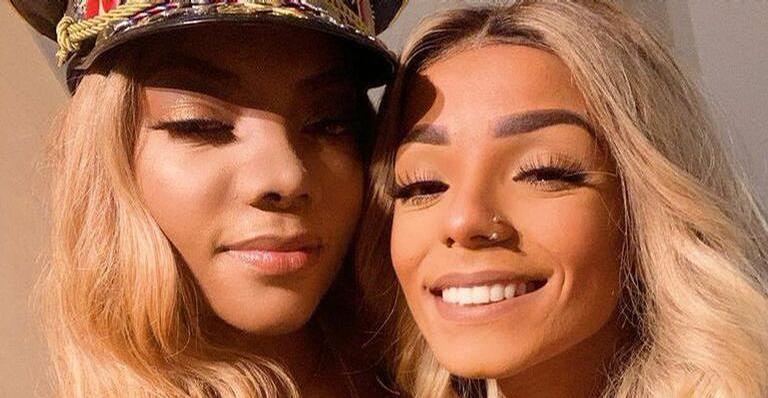 Ludmilla e a esposa trocam beijaço em banheira com rosas e champanhe