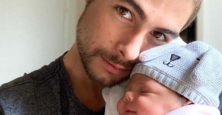Rafa Vitti posa mostrando a língua com filha, Clara Maria e brinca: ”Primeiro passo pra rebeldia”