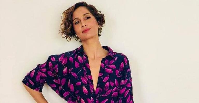 Depois de completar 43 anos, Camila Pitanga posa tomando sol em meio à natureza