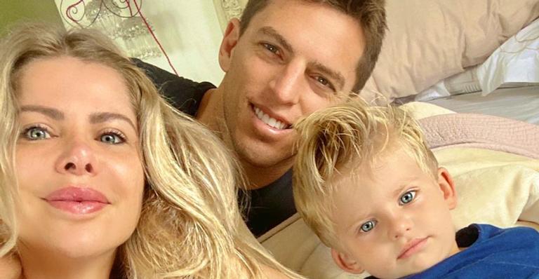 Em clima de Festa Junina, Karina Bacchi e família posam com roupas típicas