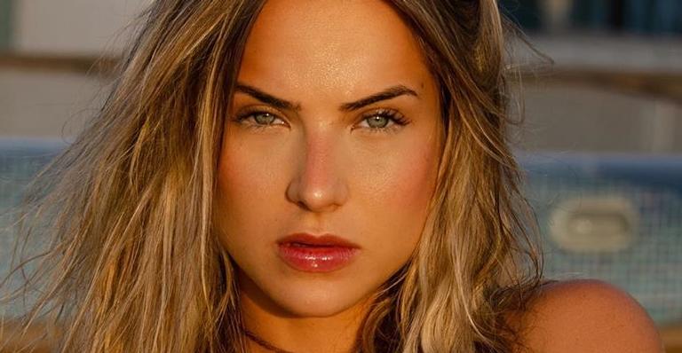 Com look ousado, Gabi Martins surge sensualizando em vídeo e arranca suspiros: ”Deusa!”