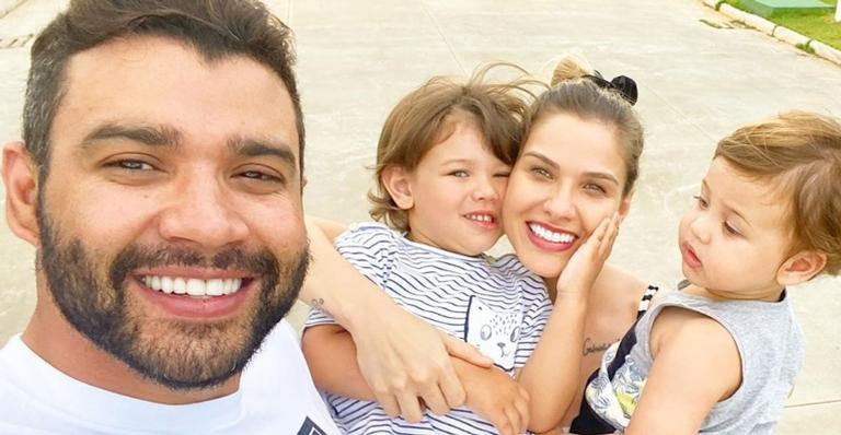 Primogênito de Gusttavo Lima e Andressa Suita surge dormindo em carro conversível dentro do quarto