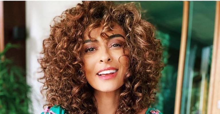 Juliana Paes posa na frente do espelho e recebe elogios de fãs: ”Af que lindeza!”