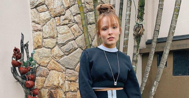 Larissa Manoela exibe sua versão masculina ao entrar em brincadeira da web