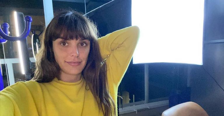 Durante quarentena, Rafa Brites exibe ‘dobrinhas’ e ironiza padrões de beleza