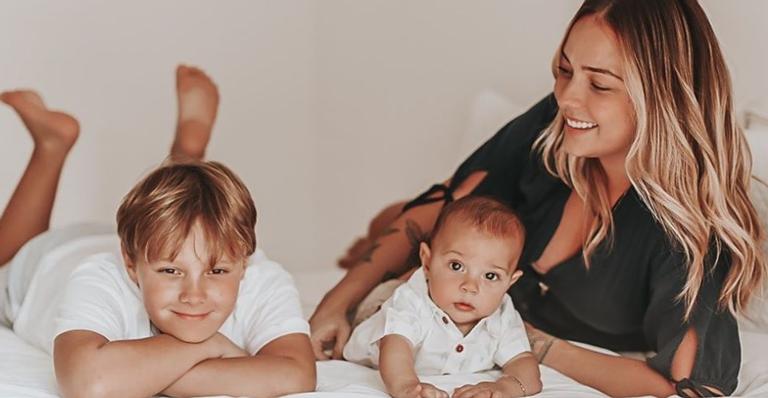 Davi Lucca encanta com reação fofíssima ao ver o irmão, Valentin, em pé sozinho pela primeira vez