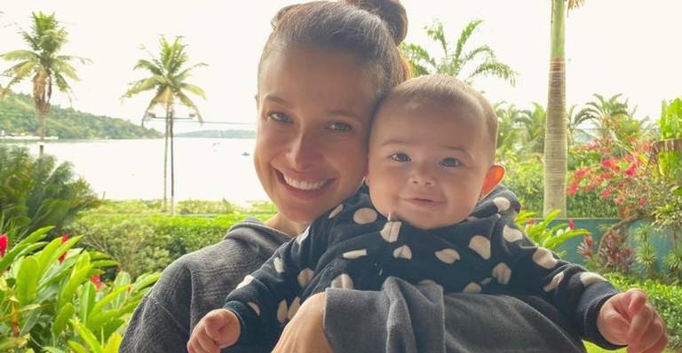 Bruna Spínola posa com a filha e comemora: ”5 meses de pura gostosura”