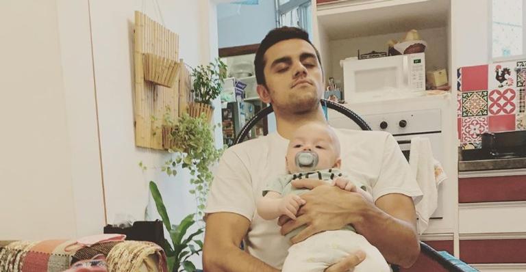 Felipe Simas faz linda declaração ao filho e encanta a web ao postar clique fofo