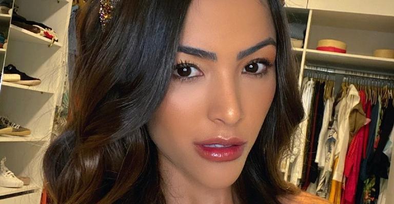 Gabi Luthai posa de vestido amarelo ao ver o pôr do sol e agradece: ”Espetáculo da natureza”