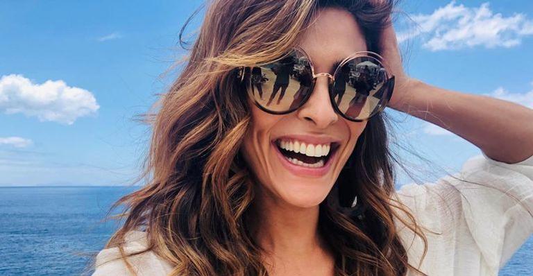 Ousada, Juliana Paes posa só com chapéu e arranca suspiros: ”Que maravilhosa”