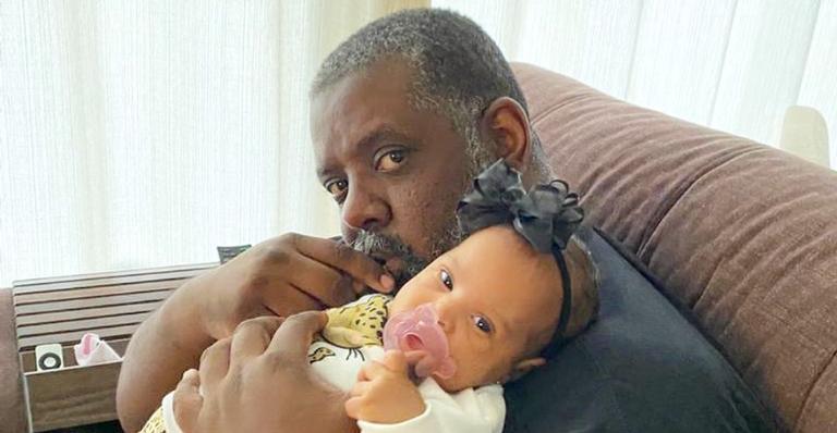 Maria Helena, filha de Péricles, encanta ao posar com o pai: ”Meu pai, é meu super herói”