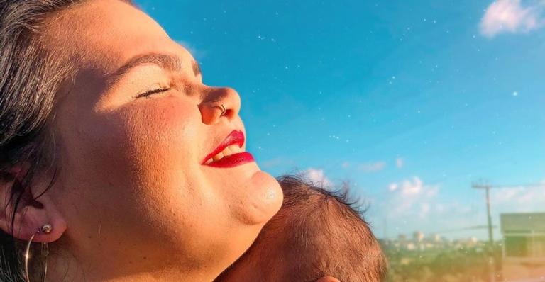 Thais Carla celebra três meses da filha com clique encantador: ”Sou tão realizada”
