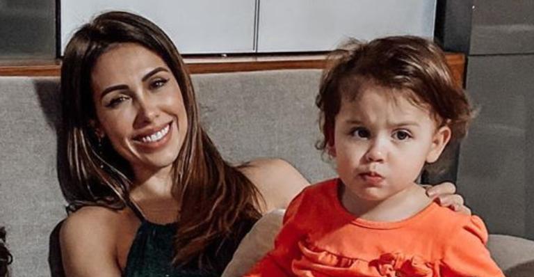 Bella Falconi se derrete ao ver a filha, Stella comendo brócolis: ”Muito fitness”