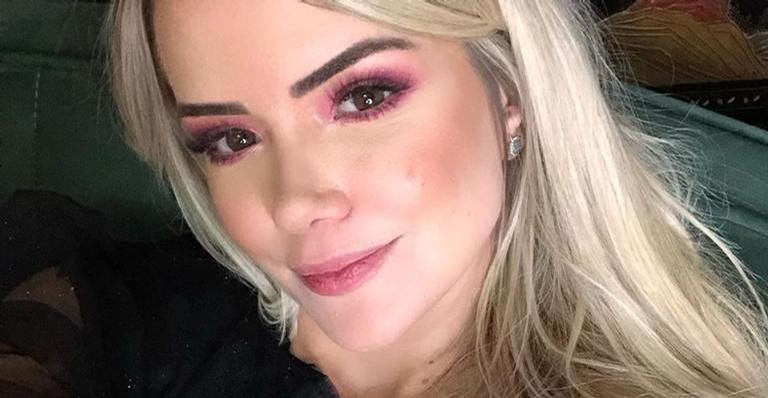 De lingerie, ex-BBB Marcela Mc Gowan é elogiada na web