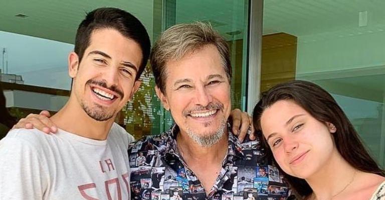 Edson Celulari faz brincadeira com os filhos, Enzo e Sophia, e se diverte: ”Quem ama mais o pai?”