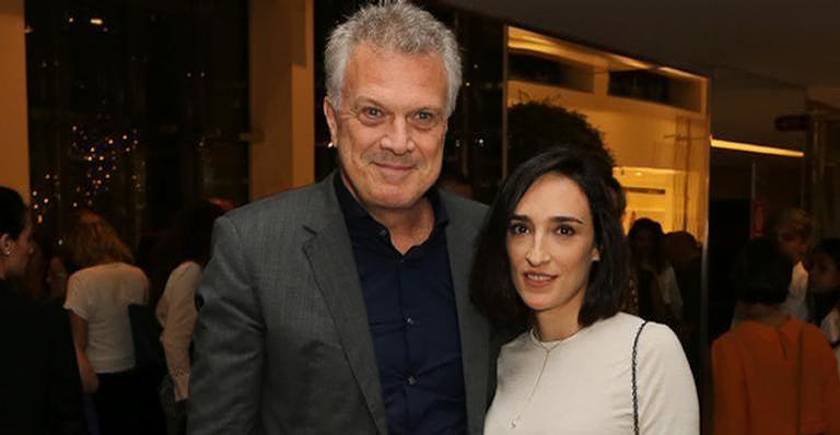 Esposa de Pedro Bial exibe foto raríssima da caçula para celebrar seis meses e encanta: ”Ruiva?”