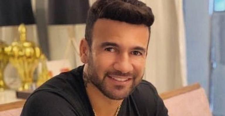 Ex-BBB Hadson posa com a esposa grávida e fala sobre a chegada do filho: ”Contagem regressiva”