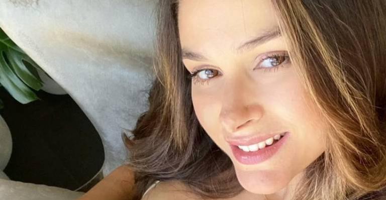 Fernanda Machado posa com o filho recém-nascido e fala sobre maternidade: ”Amando”