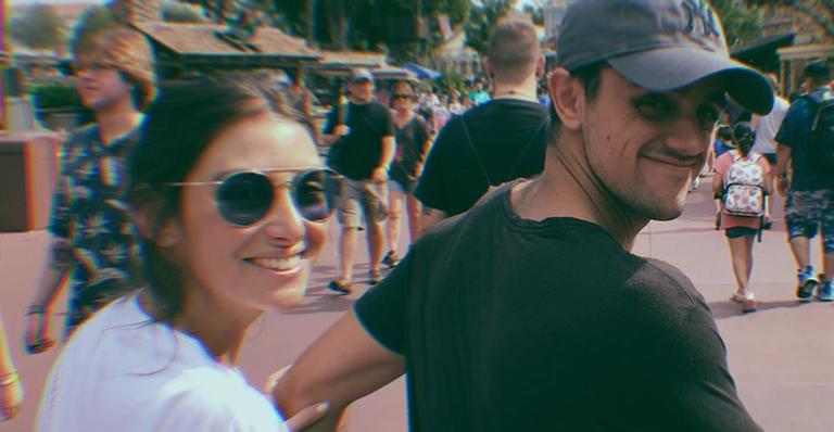 Mariana Uhlmann, esposa de Felipe Simas, se declara para a família na web: ”Me alegro”